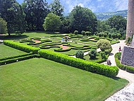 Le Ch�teau de Virieu, jardins � la Fran�aise.