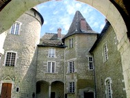 Le Ch�teau de Virieu, cour d'honneur.