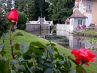 Ch�teau de Longpra, douves et pont levis.