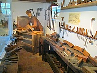 Ch�teau de Longpra, mus�e des outils � bois.
