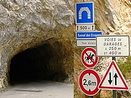 Ecouges, entr�e du tunnel
