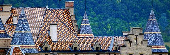 Les sept tours coiff�es en poivri�re, la polychromie des tuiles �cailles verniss�es