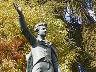 Au coll�ge Aymon de Virieu se lia d'amiti� avec Alphonse de Lamartine.