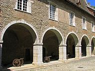 Ch�teau de Virieu, les arcades aux canons