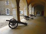Ch�teau de Virieu, les arcades aux canons