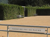 D�s le parvis la salle du Jeu de Paume