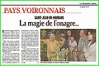 Samedi soir, une trentaine de personnes, voisins, amis et connaisseurs �taient venues appr�cier un moment de po�sie organis� par la famille Guillard, au chemin de la Source.Bien connu pour sa participation � l'ouverture des jardins, Alain a toujours plaisir � faire visiter ses plantations et � commenter, de mani�re plai�sante, les m�tamorphoses con�tinuelles de cette nature qu'il aime pr�server. Cette fois-ci, la curiosit� ve�nait de cette plante qui offrit aux visiteurs un spectacle impressionnant: l'onagre. A la tomb�e de la nuit, ses fleurs d�roulent ses p�tales d'un jaune vif en quelques minutes. Ce ph�nom�ne a retenu l'atten�tion des h�tes durant pr�s d'une heure, avant d'assister � une vid�o projection improvi�s�e � l'ext�rieur sur le mur du g�te. 